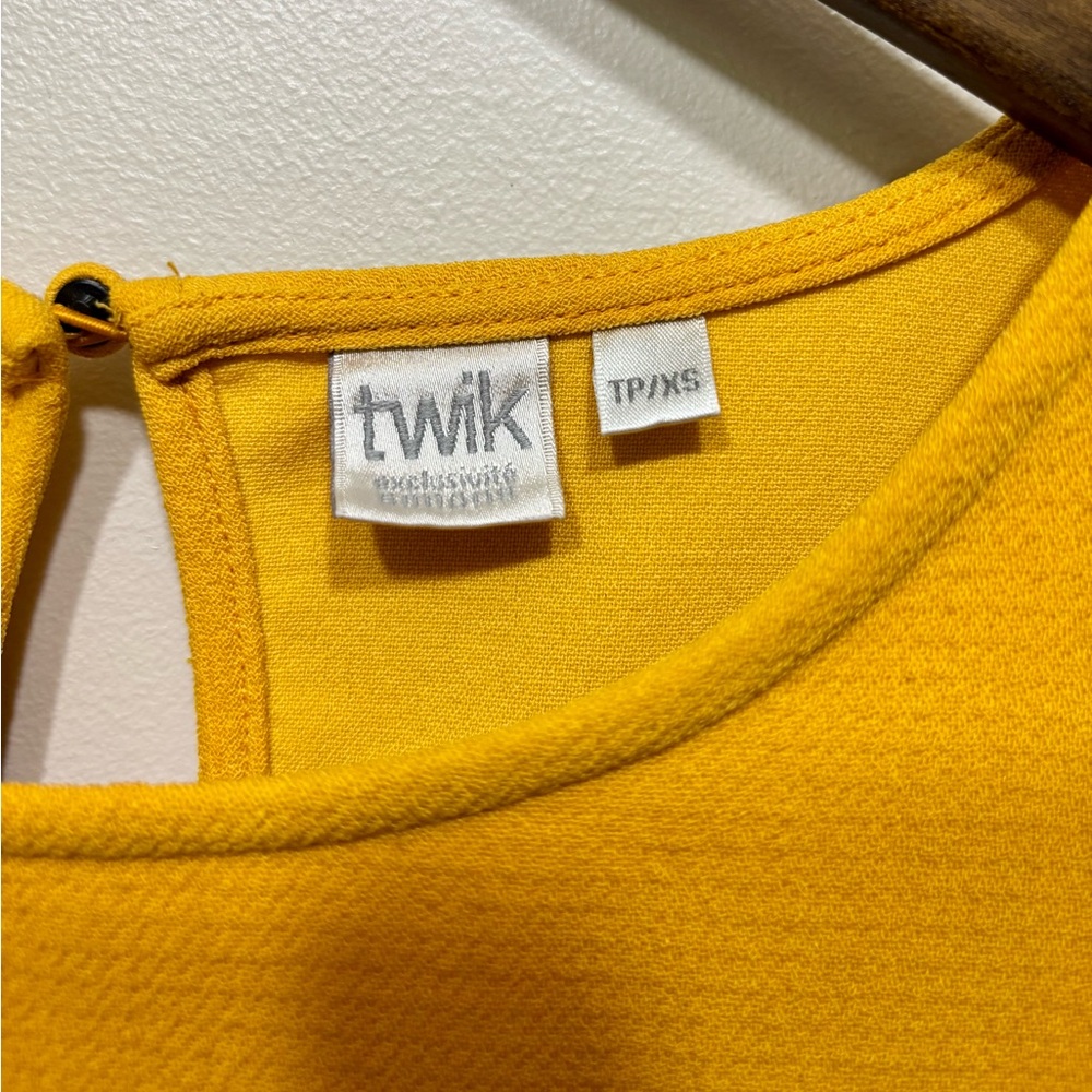 ✨$8 CLEAR-OUT✨ Twik Simons Scallop Hem Short Sleeve Crop Top Shirt Yellow - Picture 5 of 7